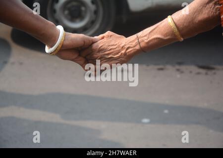 25 novembre 2021, Kolkata, Bengale-Occidental, Inde: Les gens se réunissent pour protester contre le projet de loi de l'agriculteur, pas de NRC et pas de CAA..les gens faisant la chaîne humaine à démontrer.Les enfants participent à ce rallye.Les gens célèbrent également l'anniversaire de la manifestation des agriculteurs.(Credit image: © Rahul Sadhukhan/Pacific Press via ZUMA Press Wire) Banque D'Images