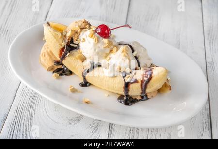 Banane Split - dessert américain à base de crème glacée sur l'assiette de service Banque D'Images