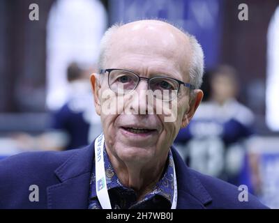 Cologne, Allemagne.25 novembre 2021.Reiner Calmund, ancien officiel allemand du football, s'exprime à l'événement de lancement de la ville hôte du Championnat d'Europe, Cologne.La ville hôte de Cologne a présenté ses préparatifs pour le Championnat d'Europe de football 2024 à la base de Strassenklicker.Credit: Oliver Berg/dpa/Alay Live News Banque D'Images