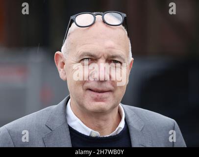 Cologne, Allemagne.25 novembre 2021.Bernd Neuendor, Président de l'Association de football du Rhin central (FVM), prend la parole lors du lancement de la ville hôte du Championnat d'Europe, Cologne.La ville hôte de Cologne a présenté ses préparatifs pour le Championnat d'Europe de football 2024 à la base de Strassenkicker.Credit: Oliver Berg/dpa/Alay Live News Banque D'Images