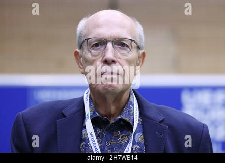 Cologne, Allemagne.25 novembre 2021.Reiner Calmund, ancien officiel allemand du football, s'exprime à l'événement de lancement de la ville hôte du Championnat d'Europe, Cologne.La ville hôte de Cologne a présenté ses préparatifs pour le Championnat d'Europe de football 2024 à la base de Strassenklicker.Credit: Oliver Berg/dpa/Alay Live News Banque D'Images