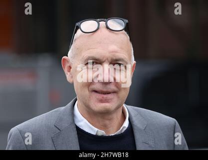 Cologne, Allemagne.25 novembre 2021.Bernd Neuendor, Président de l'Association de football du Rhin central (FVM), prend la parole lors du lancement de la ville hôte du Championnat d'Europe, Cologne.La ville hôte de Cologne a présenté ses préparatifs pour le Championnat d'Europe de football 2024 à la base de Strassenkicker.Credit: Oliver Berg/dpa/Alay Live News Banque D'Images