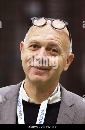 Cologne, Allemagne.25 novembre 2021.Bernd Neuendor, Président de l'Association de football du Rhin central (FVM), prend la parole lors du lancement de la ville hôte du Championnat d'Europe, Cologne.La ville hôte de Cologne a présenté ses préparatifs pour le Championnat d'Europe de football 2024 à la base de Strassenkicker.Credit: Oliver Berg/dpa/Alay Live News Banque D'Images