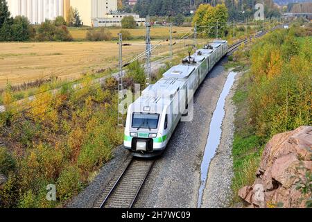 Train express Pendolino de VR groupe voyageant à travers les paysages automnaux en Finlande, vue surélevée.Salo, Finlande.26 septembre 2020. Banque D'Images