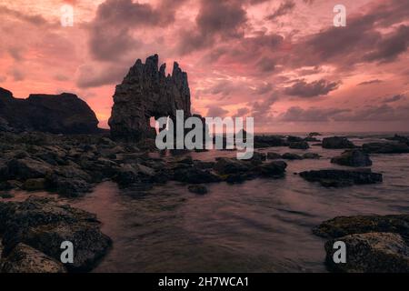 Coucher de soleil sur la plage de Portizuelo (Asturies - Espagne) Banque D'Images