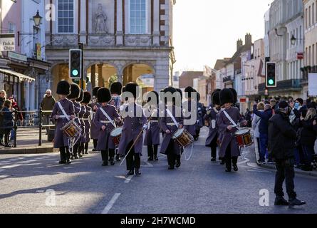 Les membres de la garde publique comme soldats prennent part à une cérémonie de changement de la garde à Windsor, Berkshire.Date de la photo: Jeudi 25 novembre 2021. Banque D'Images