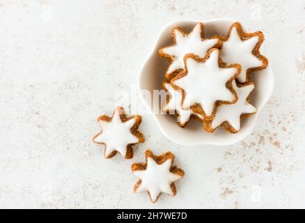 Vue panoramique sur les biscuits aux étoiles de cannelle, Zimtsterne allemand traditionnel dans un bol blanc.Copier l'espace. Banque D'Images