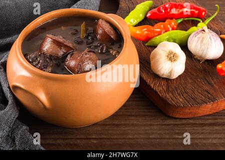 Feijoada cuisine brésilienne typique.Cuisine brésilienne traditionnelle à base de haricots noirs. Banque D'Images