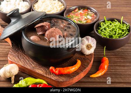 Feijoada cuisine brésilienne typique.Cuisine brésilienne traditionnelle à base de haricots noirs. Banque D'Images