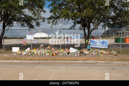 Houston, États-Unis.24 novembre 2021.Un mémorial pour les victimes du festival Astroworld est établi à l'extérieur du parc NRG à Houston, au Texas, le 24 novembre 2021.La plupart des vestiges du festival ont été déconstruits et retirés, mais la scène en forme de montagne Travis Scott a joué sur des restes.(Photo de Jennifer Lake/Sipa USA) crédit: SIPA USA/Alay Live News Banque D'Images