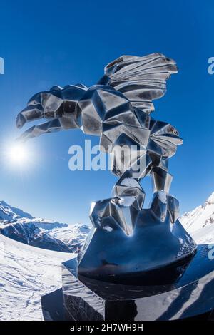 France, Alpes-Maritimes (06) Auron.Oeuvre monumentale de l'aigle de Nice qui a planté ses serres au sommet de Blainon (saison 2017/2018) Banque D'Images