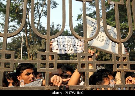 Des étudiants de différents établissements d'enseignement ont poursuivi leurs manifestations pour la deuxième journée à Dhaka pour réclamer la sécurité sur les routes à la suite du décès d'un étudiant du Collège notre-Dame dans un accident.Nayeem Hasan, étudiant en deuxième année du collège, a été tué dans un accident de la route le 25 novembre 2021, à Dhaka, au Bangladesh.Photo de Habibur Rahman/ABACAPRESS.COM Banque D'Images