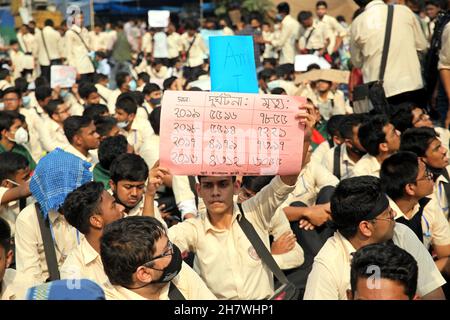 Des étudiants de différents établissements d'enseignement ont poursuivi leurs manifestations pour la deuxième journée à Dhaka pour réclamer la sécurité sur les routes à la suite du décès d'un étudiant du Collège notre-Dame dans un accident.Nayeem Hasan, étudiant en deuxième année du collège, a été tué dans un accident de la route le 25 novembre 2021, à Dhaka, au Bangladesh.Photo de Habibur Rahman/ABACAPRESS.COM Banque D'Images