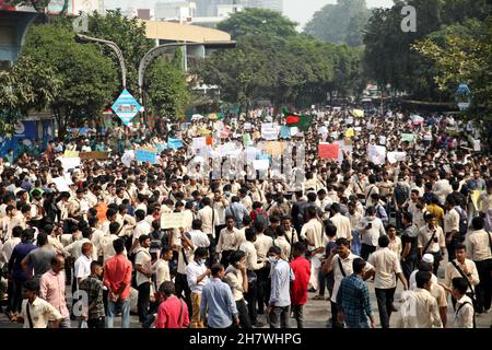 Des étudiants de différents établissements d'enseignement ont poursuivi leurs manifestations pour la deuxième journée à Dhaka pour réclamer la sécurité sur les routes à la suite du décès d'un étudiant du Collège notre-Dame dans un accident.Nayeem Hasan, étudiant en deuxième année du collège, a été tué dans un accident de la route le 25 novembre 2021, à Dhaka, au Bangladesh.Photo de Habibur Rahman/ABACAPRESS.COM Banque D'Images