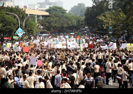 Des étudiants de différents établissements d'enseignement ont poursuivi leurs manifestations pour la deuxième journée à Dhaka pour réclamer la sécurité sur les routes à la suite du décès d'un étudiant du Collège notre-Dame dans un accident.Nayeem Hasan, étudiant en deuxième année du collège, a été tué dans un accident de la route le 25 novembre 2021, à Dhaka, au Bangladesh.Photo de Habibur Rahman/ABACAPRESS.COM Banque D'Images