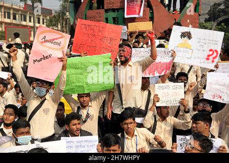 Des étudiants de différents établissements d'enseignement ont poursuivi leurs manifestations pour la deuxième journée à Dhaka pour réclamer la sécurité sur les routes à la suite du décès d'un étudiant du Collège notre-Dame dans un accident.Nayeem Hasan, étudiant en deuxième année du collège, a été tué dans un accident de la route le 25 novembre 2021, à Dhaka, au Bangladesh.Photo de Habibur Rahman/ABACAPRESS.COM Banque D'Images