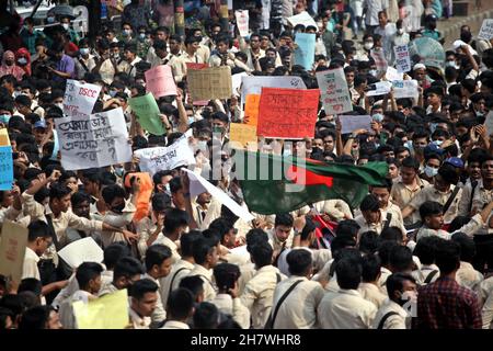 Des étudiants de différents établissements d'enseignement ont poursuivi leurs manifestations pour la deuxième journée à Dhaka pour réclamer la sécurité sur les routes à la suite du décès d'un étudiant du Collège notre-Dame dans un accident.Nayeem Hasan, étudiant en deuxième année du collège, a été tué dans un accident de la route le 25 novembre 2021, à Dhaka, au Bangladesh.Photo de Habibur Rahman/ABACAPRESS.COM Banque D'Images