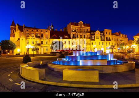 Gniezno, Pologne - 1er juillet 2015 : panorama nocturne de la vieille ville historique du centre-ville avec la fontaine de la place du marché de Rynek à Gniezno dans la région de Grater en Pologne Banque D'Images