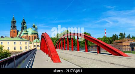 Poznan, Pologne - 5 juin 2015 : vue panoramique sur l'île d'Ostrow Tumski avec le pont Jordan sur la rivière Cybina et la cathédrale Saint-Pierre et Saint-P de Poznan Banque D'Images