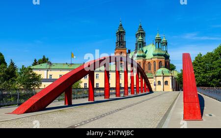 Poznan, Pologne - 5 juin 2015 : vue panoramique sur l'île d'Ostrow Tumski avec le pont Jordan sur la rivière Cybina et la cathédrale Saint-Pierre et Saint-P de Poznan Banque D'Images