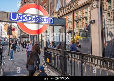 West End Shopping.Les amateurs de shopping se trouvent dans le quartier commerçant de Kensington à Londres, avec le célèbre panneau circulaire du métro de Londres et le magasin Harvey Nichols visible. Banque D'Images