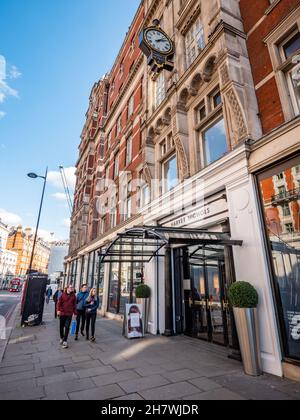 Harvey Nichols, Londres.Les clients qui marchent à l'entrée du grand magasin haut de gamme dans le quartier commerçant prospère de Kensington à Londres Banque D'Images