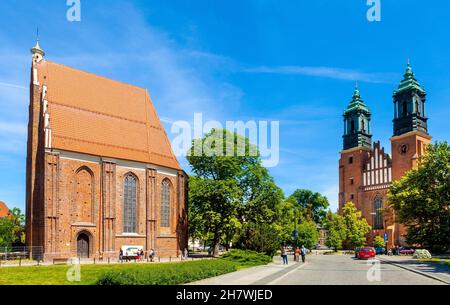 Poznan, Pologne - 6 juin 2015 : vue panoramique sur l'île d'Ostrow Tumski avec la plus sainte église de la Vierge Marie et la cathédrale Saint-Pierre et Saint-Paul de Poznan Banque D'Images