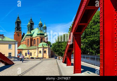 Poznan, Pologne - 5 juin 2015 : vue panoramique sur l'île d'Ostrow Tumski avec le pont Jordan sur la rivière Cybina et la cathédrale Saint-Pierre et Saint-P de Poznan Banque D'Images