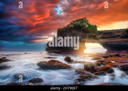 Temple de Tanah Lot au coucher du soleil dans la mer sur l'île de Bali, Indonésie. Banque D'Images