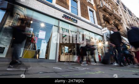 Magasin Jessops, Oxford Street, Londres.Flou abstrait des acheteurs qui passent devant le magasin phare d'appareils photo et de photographie dans le quartier commerçant animé de Londres. Banque D'Images