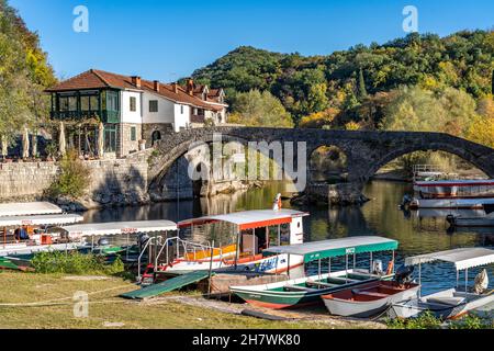 Ausflugsboote a der Alten Brücke Stari MOST über den Fluss Crnojevic à Rijeka Crnojevica, Monténégro, Europa | Bateaux d'excursion à l'ancien pont Banque D'Images