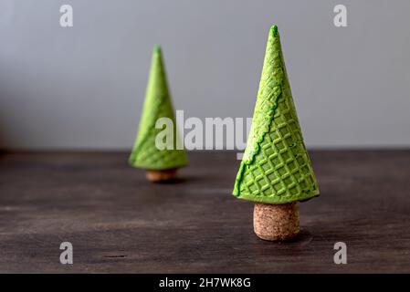 Deux arbres de Noël faits de corks à base de gaufres et de champagne sur une table en bois. Banque D'Images