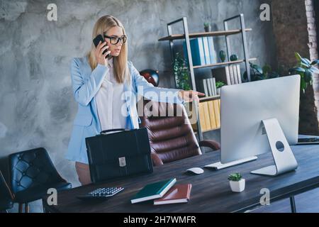 Photo de inquiet acheteur dame ont le problème de PC de logiciel parler il spécialiste de téléphone intelligent dans l'occupation de loft Banque D'Images