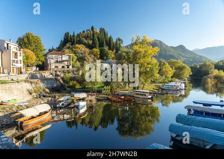 Ausflugsboote am Fluss à Virpazar am Skutarisee, Monténégro, Europa | excursions en bateau sur la rivière à Virpazar près du lac de Skadar, Monténégro, Europe Banque D'Images