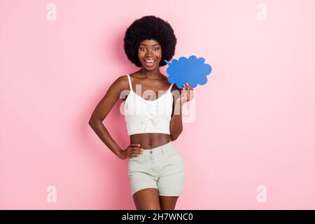 Photo de funky stupéfait dame tenir l'opinion parole bulle bouche ouverte porter haut isolé couleur rose fond Banque D'Images