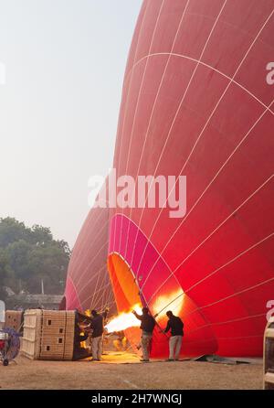 Des ballons à air chaud se préparent à monter au-dessus des temples de Bagan Banque D'Images
