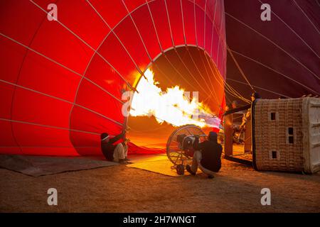 Des ballons à air chaud se préparent à monter au-dessus des temples de Bagan Banque D'Images