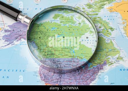 Bangkok, Thaïlande - 01 novembre 2020 Canada, loupe en gros plan avec carte du monde colorée Banque D'Images