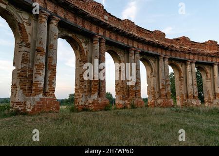 Ruzjany, Bélarus - août 2021 : le palais des princes Sapieha à Ruzjany au coucher du soleil, un jour d'été.Photo horizontale. Banque D'Images