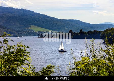 Zywiec, Pologne - 30 août 2020 : vue panoramique sur le lac Miedzybrodzkie et les monts Beskidy avec la montagne Gora ZAR dans la région de Silésie Banque D'Images