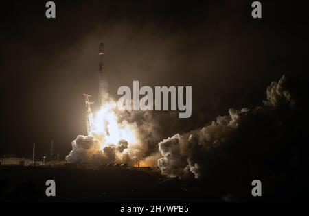 BASE SPATIALE DE VANDENBURG, CALIFORNIE, États-Unis - 23 novembre 2021 - la fusée SpaceX Falcon 9 est lancée avec le test de redirection des astéroïdes doubles, ou DA Banque D'Images