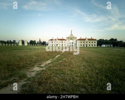 Ruzjany, Bélarus - août 2021 : le palais des princes Sapieha à Ruzjany au coucher du soleil, un jour d'été.Photo horizontale. Banque D'Images