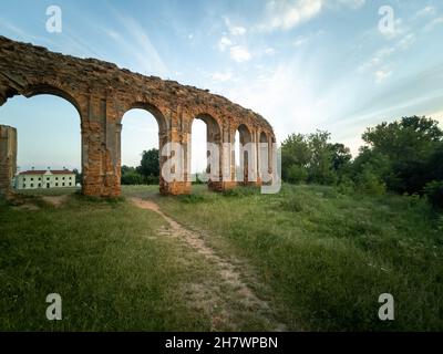 Ruzjany, Bélarus - août 2021 : le palais des princes Sapieha à Ruzjany au coucher du soleil, un jour d'été.Photo horizontale. Banque D'Images