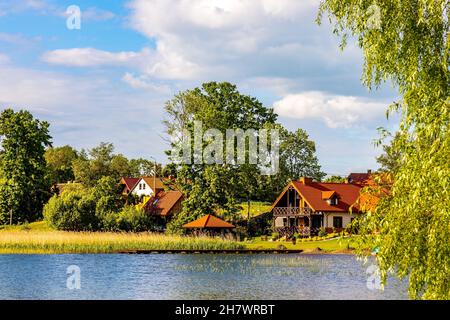 Sedki, Pologne - 1er juillet 2021 : vue panoramique sur les roseaux du lac Jezioro Selmet Wielki et le rivage boisé avec maisons d'été et résidences à Sedki vill Banque D'Images