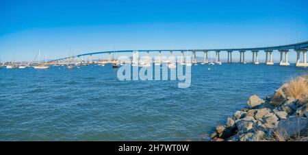 Pont Coronado au-dessus des bateaux à voile à San Diego, Californie Banque D'Images