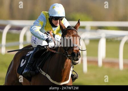 Photo du dossier datée du 06-03-2021 de la circonscription de Harry Banister Millers Bank Clear le dernier à gagner l'obstacle BetVictor handicap à l'hippodrome de Newbury.Millers Bank s'engage à suivre son succès impressionnant lorsqu'il a remporté trois adversaires dans les Ladbrokes, qui se sont engagés vendredi à poursuivre les novices du jeu plus sûr à Newbury.Date d'émission : jeudi 25 novembre 2021. Banque D'Images