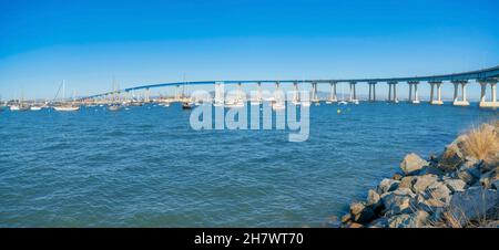 Pont Coronado au-dessus des bateaux à voile à San Diego, Californie Banque D'Images