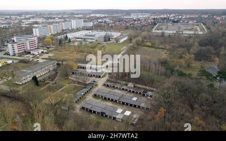 Neubrandenburg, Allemagne.25 novembre 2021.L'ancien 'complexe Ttasi Lindenberg' était le deuxième plus grand service secret de la RDA.Le quartier général de Neubrandenburg du service secret de la RDA dans le sud de la ville, où il y avait une fois plus de 1000 employés de Stasi, n'a été achevé qu'en 1987.La zone avec l'ancienne prison (en haut à droite) doit maintenant être redéveloppée.Les idées vont de la démolition à la construction de logements subséquents à la préservation et aux visites guidées du site non loin du lac Tollense.(Vue aérienne avec un drone/copter) Credit: BER/dpa/Alay Live News Banque D'Images