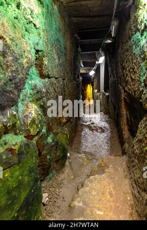 Jérusalem, Israël - 13 octobre 2017 : tunnel de Siloam connu sous le nom de tunnel d'Hezekiah, chemin souterrain sous l'ancienne ville de David, dans l'aïde de la vallée de Kidron Banque D'Images