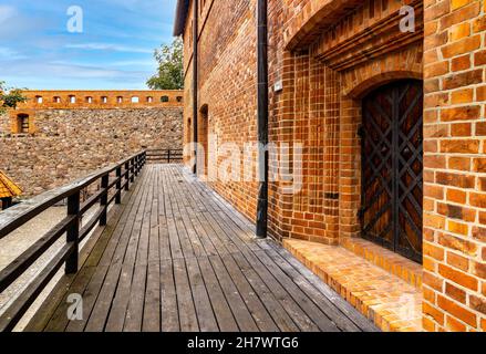 Bytow, Pologne - 5 août 2021 : murs de défense, tour et cour du château gothique médiéval de Bytow de l'ordre teutonique et des ducs de Poméranie dans l'histoire Banque D'Images